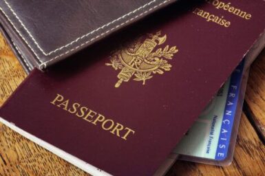 Vue d'un passeport et d'une carte nationale d'identité