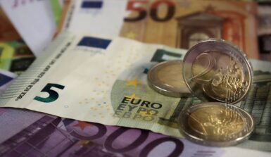 Pièces de deux euros un billet de cinq euros