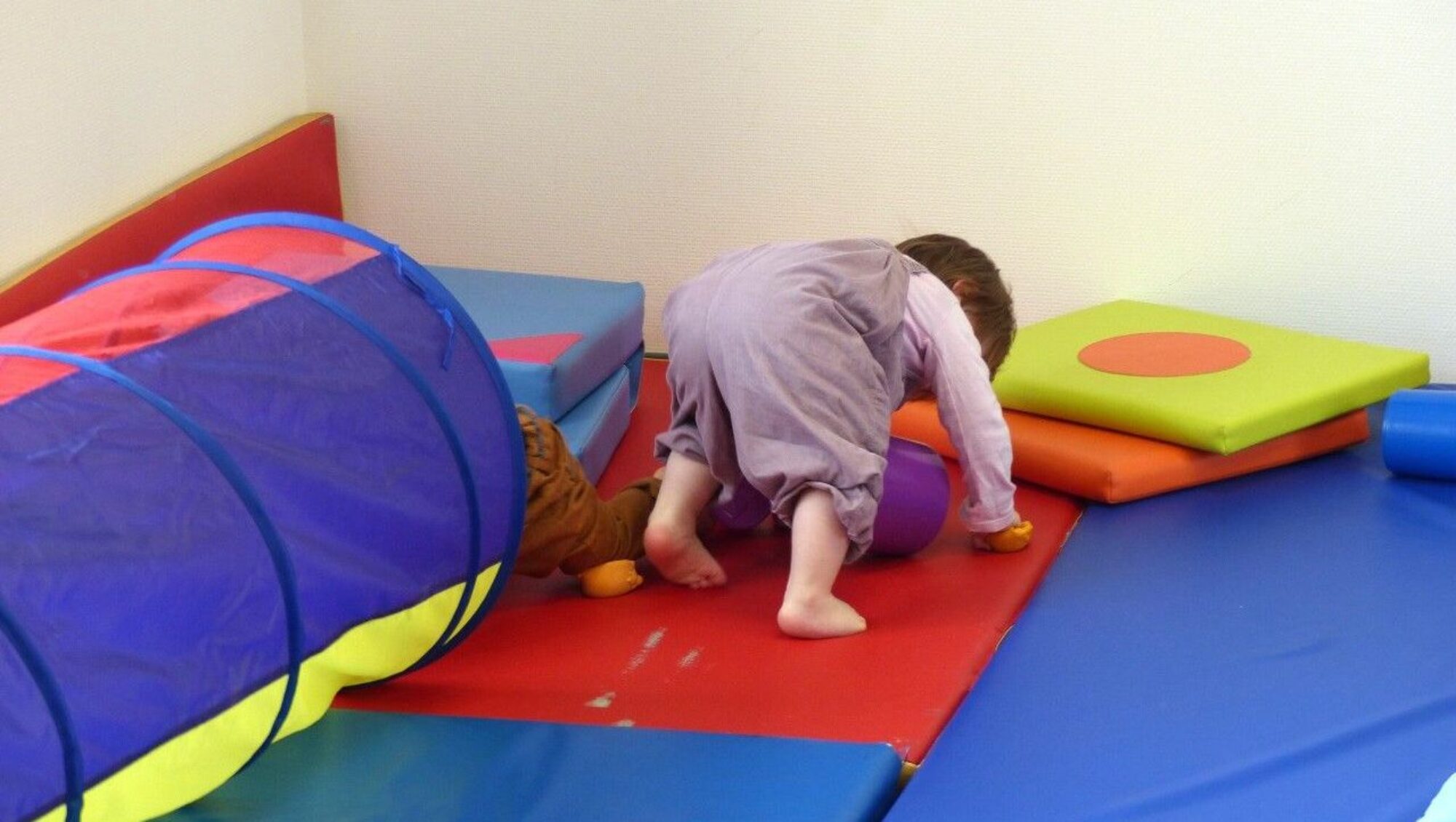 Petit enfant en train de jouer